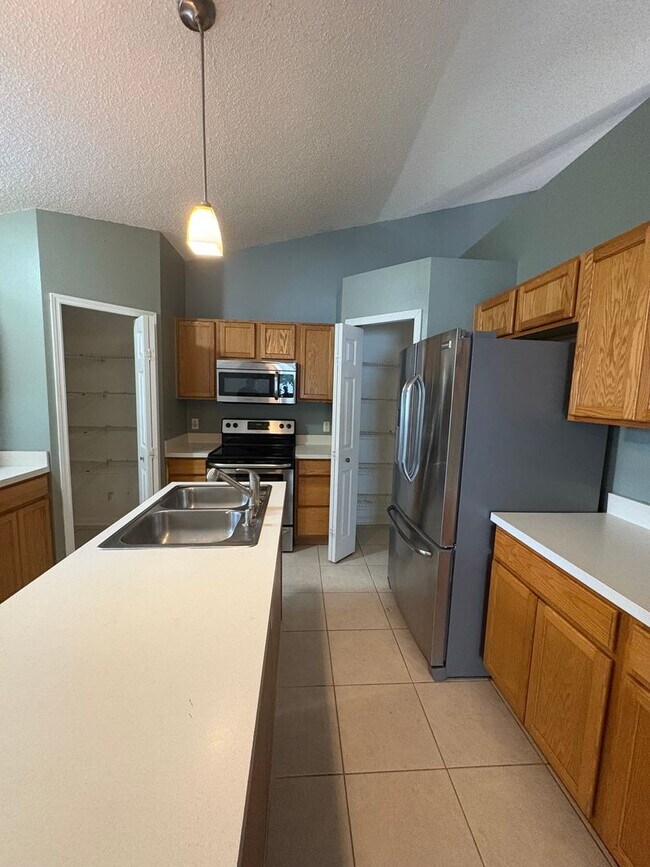 Foto del edificio - Wonderful 4 bedroom plus bonus room BEAUTY   call Sheila or text 407-687-7900