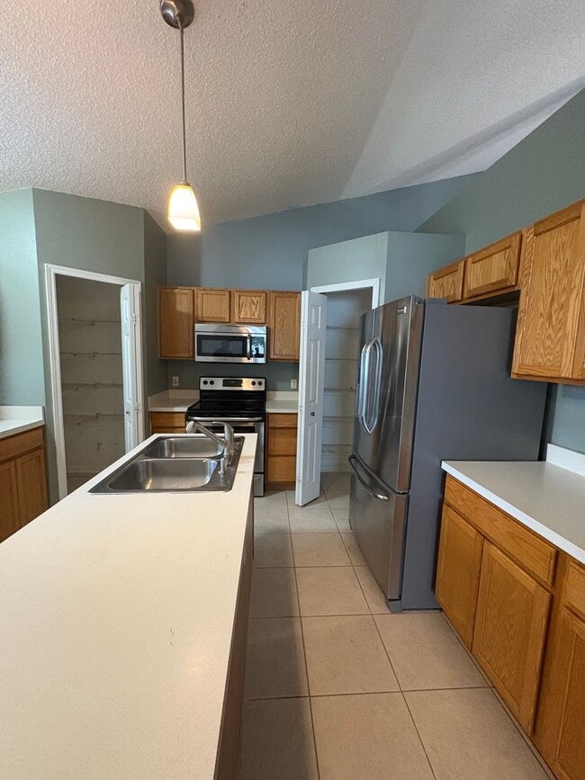 Building Photo - Wonderful 4 bedroom plus bonus room BEAUTY...