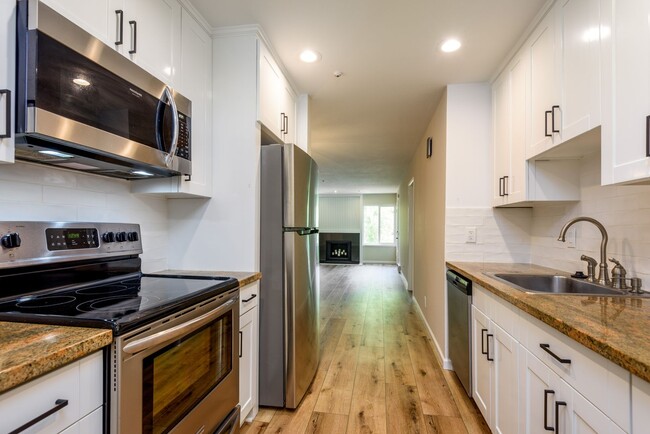 Building Photo - Farm Hill Vista 3bd/ 2bth Corner Unit w/ O...