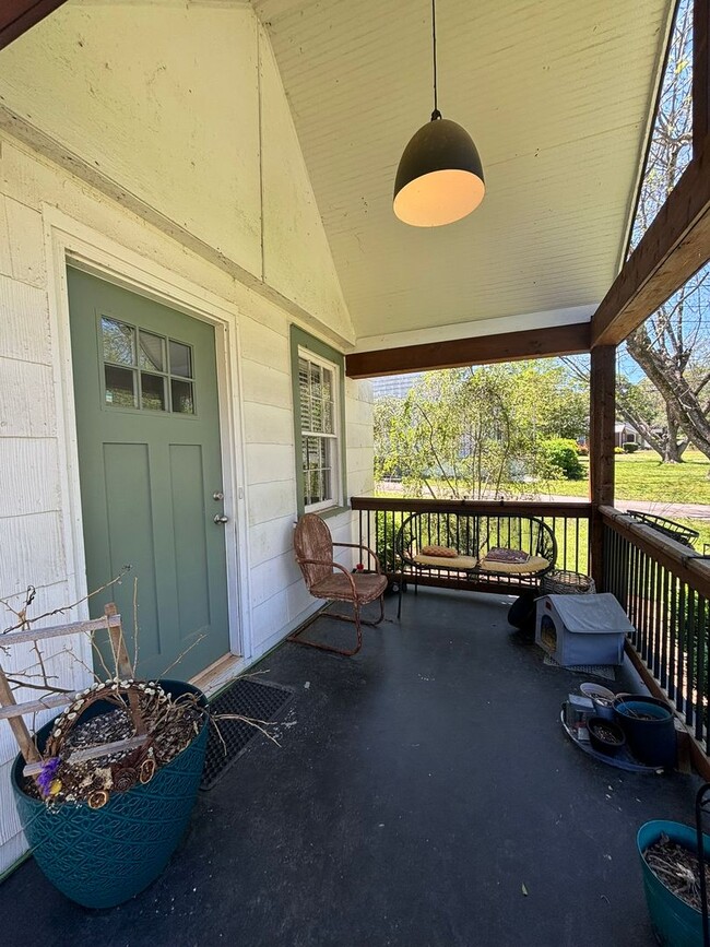 Building Photo - 135 Sunset Dr