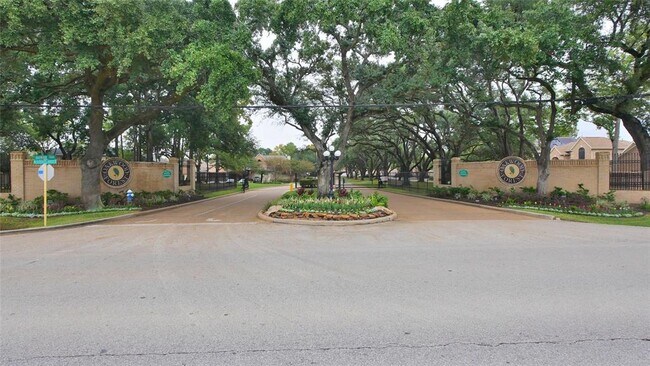 Foto del edificio - 8003 Oakwood Forest Dr