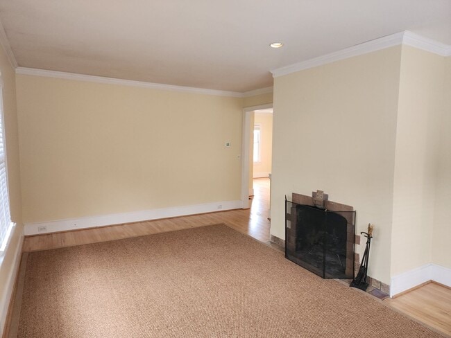 Building Photo - Spacious 3BR/3BA in Sought- After Queen Anne Location