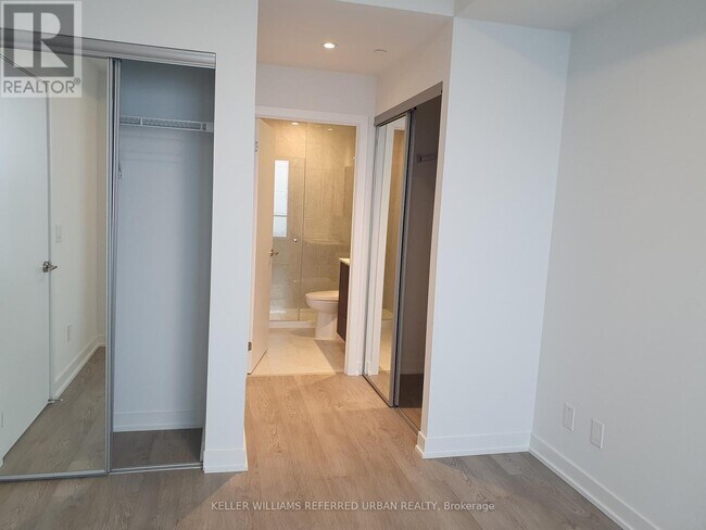 Photo du bâtiment - 1926 Lake Shore Blvd W