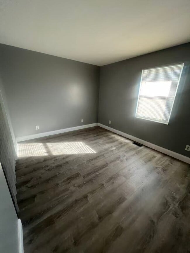 Building Photo - 4033 Hawthorn Dr