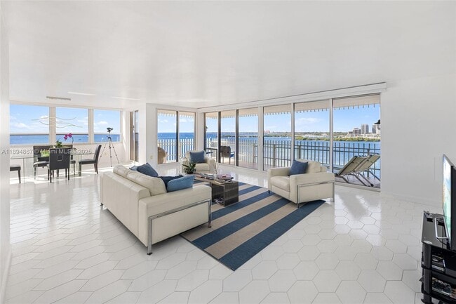 Foto del edificio - 1 Grove Isle Dr