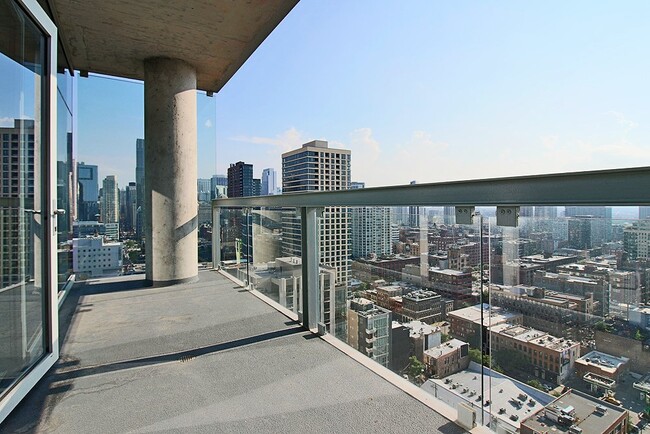 Building Photo - 814 N La Salle Dr