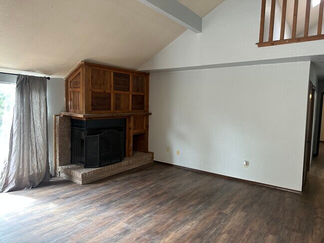 Sala de estar con chimenea - 6107 Gaelic Glen Dr