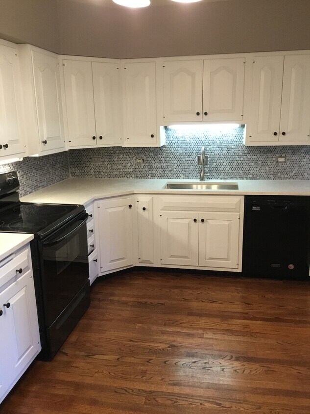 Kitchen - 2703 W Estes Ave