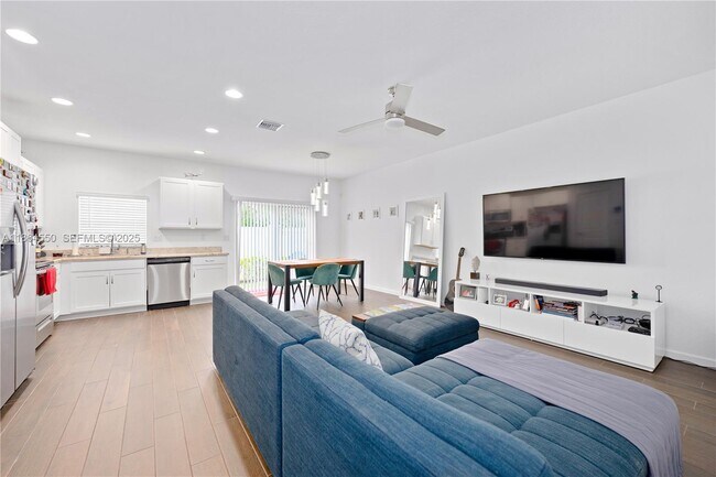 Building Photo - 1106 NW 40th Ter