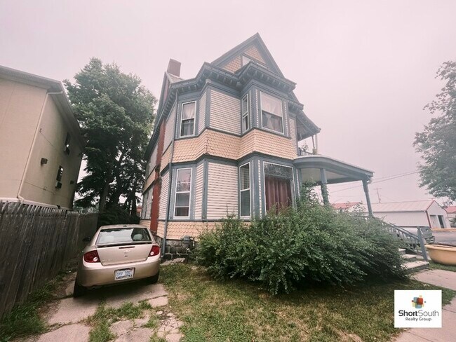 Building Photo - Huge 6 Bed 3 Bath Colonial Rental Near WMU...