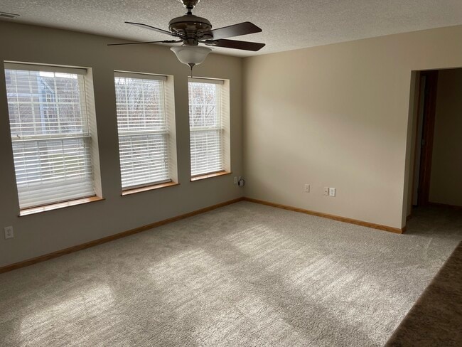 Building Photo - 386 NE Olivewood