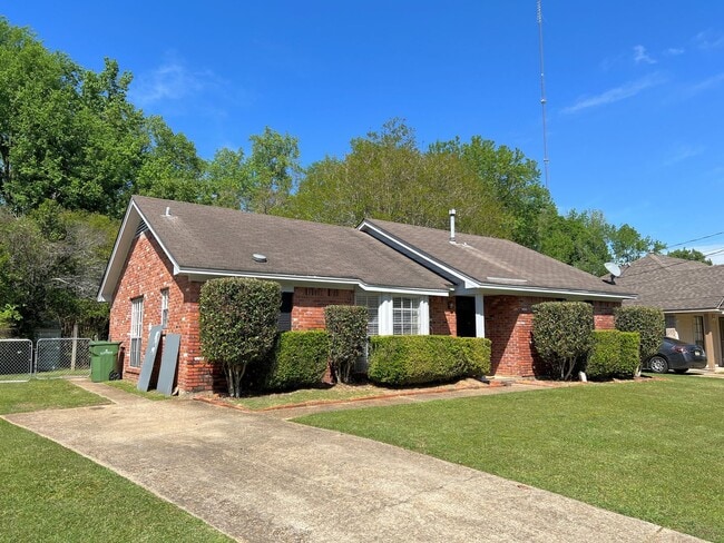 Building Photo - Lovely 3-Bedroom