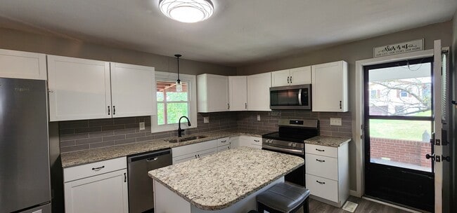 Building Photo - Woodland Hills