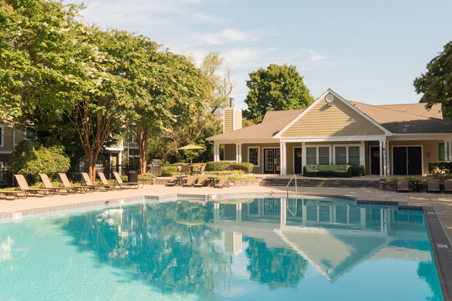 Magnífica piscina con terraza - Steeplechase Apartments