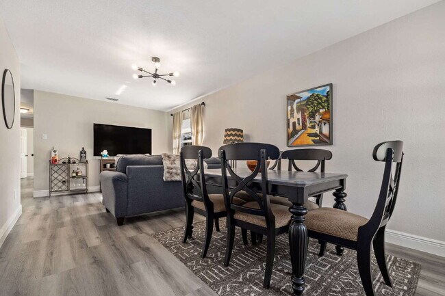 Building Photo - "Charming 3-Bed, 2-Bath Home in Tampa – Perfect Blend of Comfort and Convenience!"