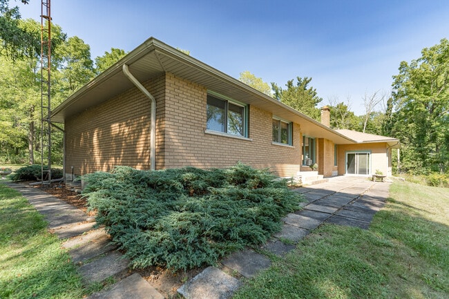 Photo du bâtiment - 42 Hwy 8