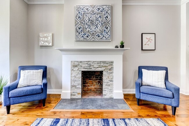 Building Photo - 3 Bed 2.5 Bath - Bloomingdale Condo - 1 Assigned Parking Space