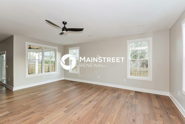 Building Photo - 3 Bedroom Pet-Friendly Home in Nashville, TN with Main Street Renewal