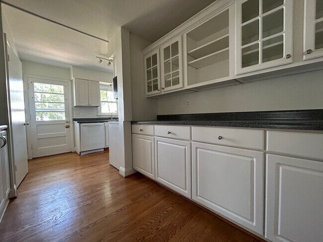 butler's pantry area looking into kitchen - 117 Morningside Dr