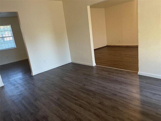 Building Photo - 6433 La Grange Dr