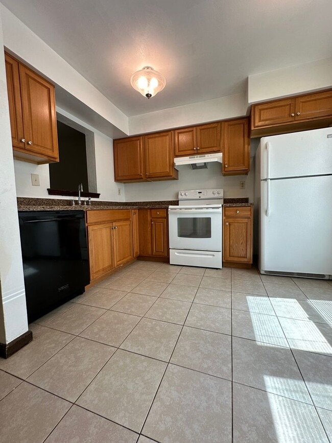 Building Photo - 3825 Buchanan Dr