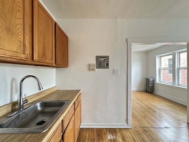 Building Photo - 2432 N Linden Pl