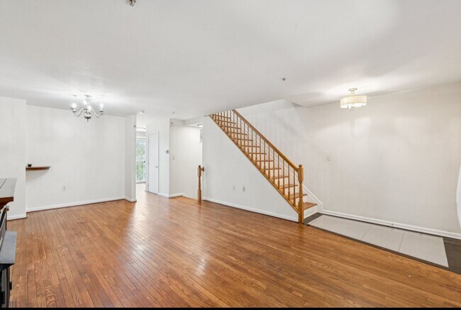 Foto del edificio - Spacious 3BR Townhome Near Metro & Nationa...