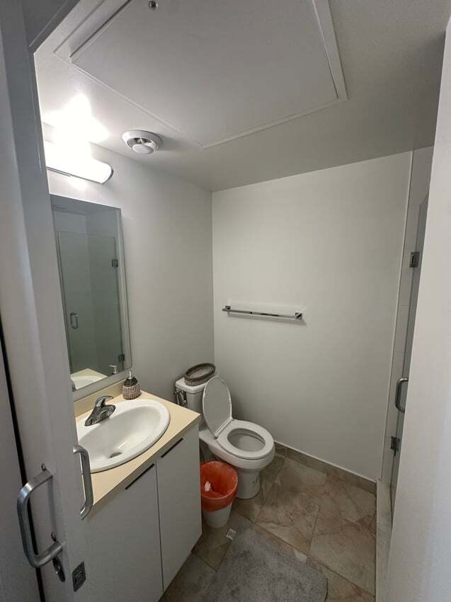 Building Photo - Flex Room - York St & Bremner Blvd