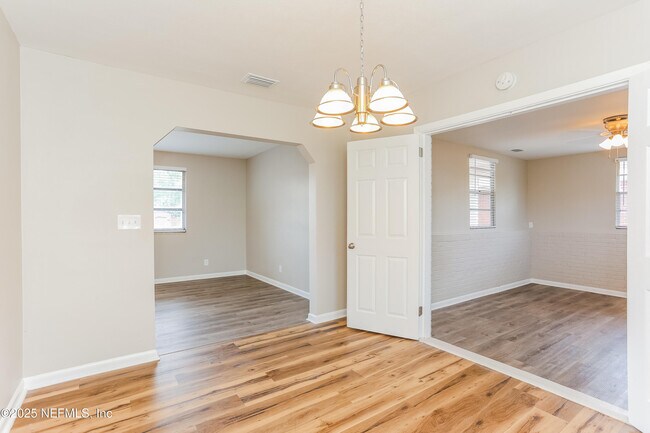 Foto del edificio - 6603 Syringa Ln