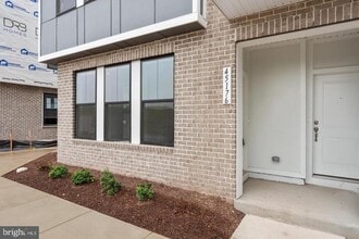 Building Photo - 45176 Drowes Ter