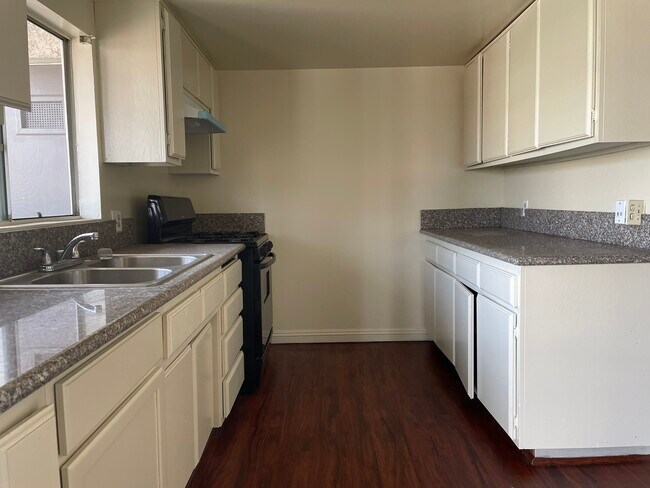 Kitchen - 207 N Stoneman Ave