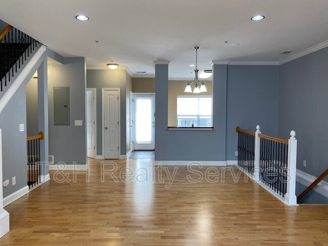 Building Photo - 907 Junction Pl