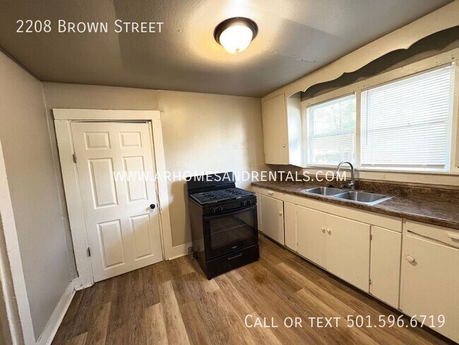 Foto del edificio - 2208 Brown St