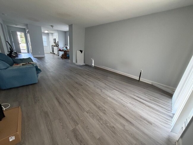 Building Photo - 2 bedroom 2 bath Updated Condo at Avery Close! ON THE WOLFLINE!