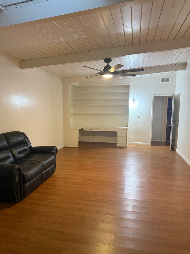 Foto del edificio - 8401 Darby Ave