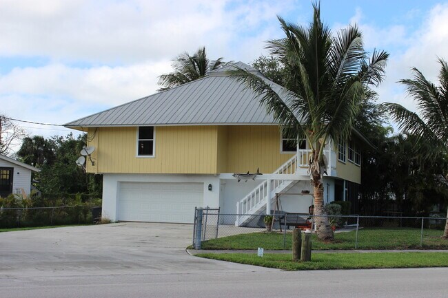 Building Photo - 4253 SE Seaward St