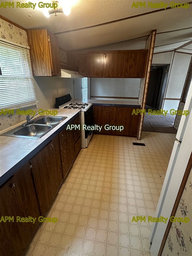 Building Photo - Private Country Feel Close to Downtown