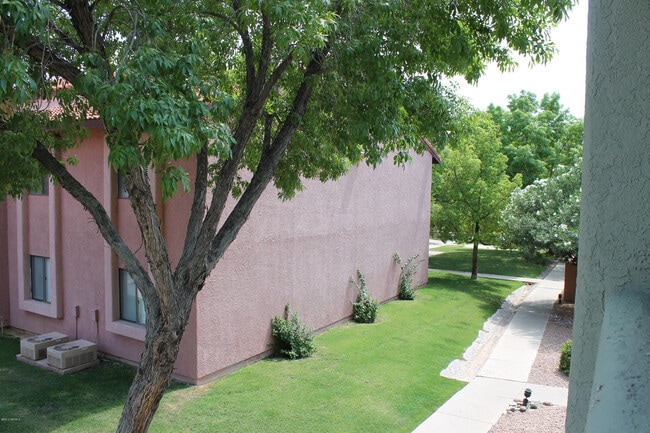 Building Photo - 2166 N Pantano Rd