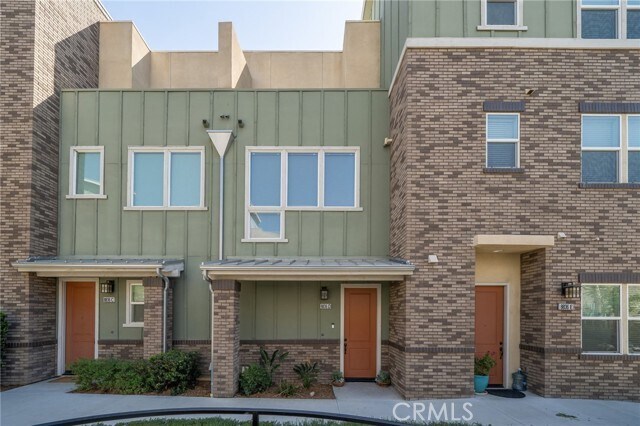 Foto del edificio - 8836 Jacaranda Ave