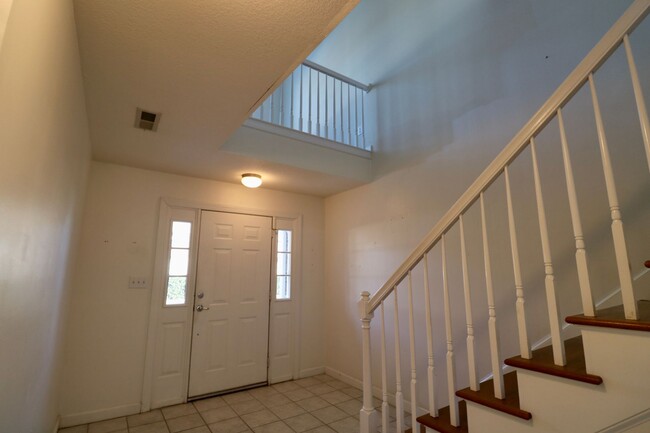 Foto del edificio - Great location right off Cypress Ave minut...