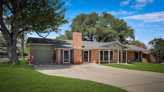Foto del edificio - BEAUTIFUL SINGLE STORY HOME IN ALAMO HEIGHTS WITH POOL
