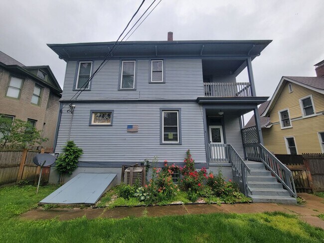 Building Photo - 705 Main Street 4BR/2.5BA (Hamilton)