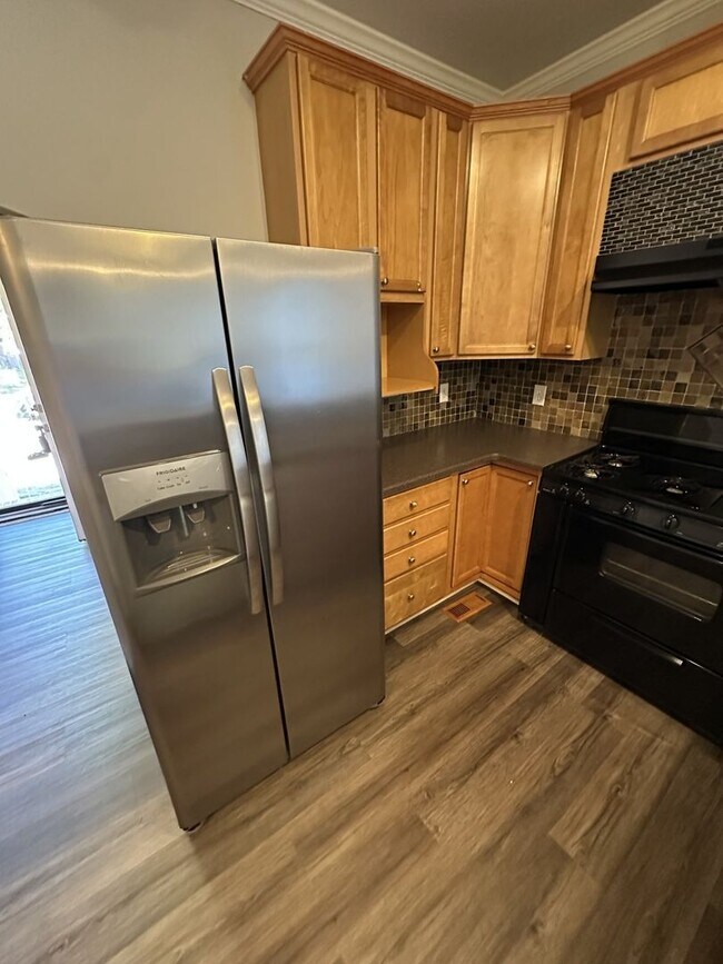 Building Photo - 3 Bedroom 2.5 Bathroom Townhome!