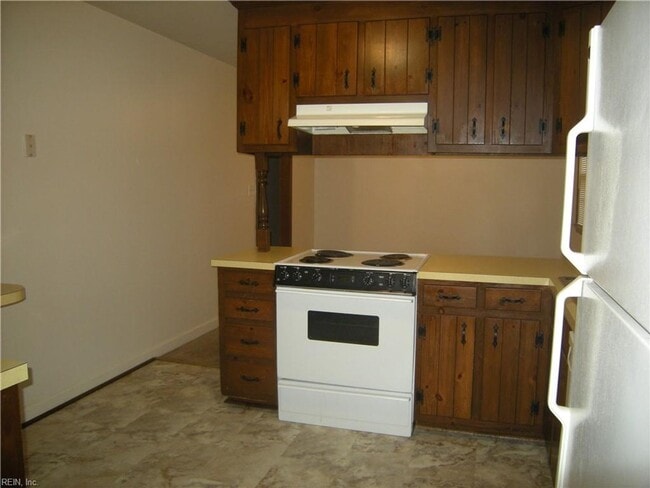 Building Photo - 3 Bedroom/ 2 Bath - GREEN MEADOWS