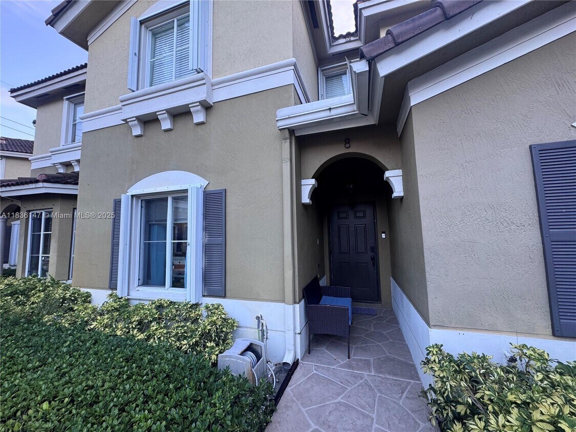Foto principal - 9014 W Flagler St