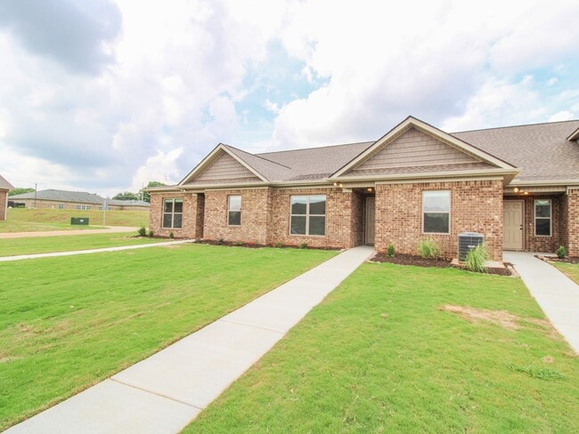 Building Photo - Nice Townhome in Athens City! $250 Amenity...