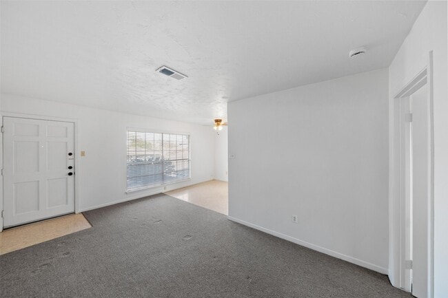 Building Photo - 926 E 14th St