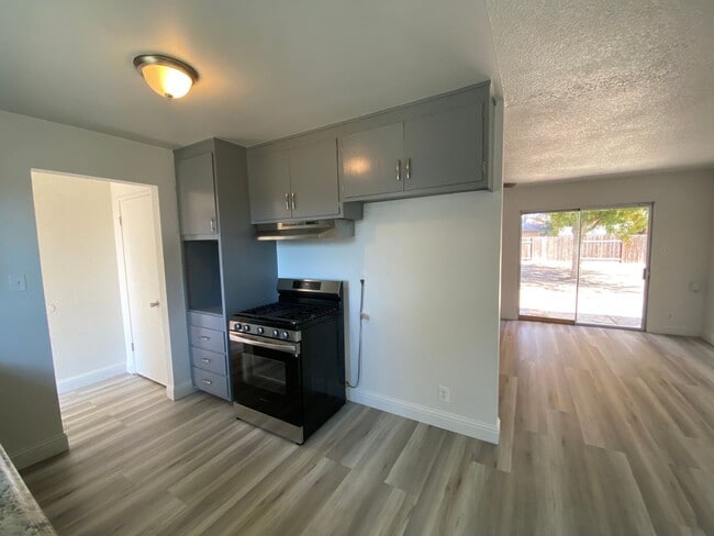 Building Photo - Updated in Lemoore