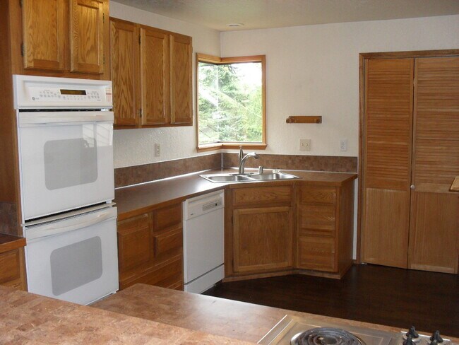 Building Photo - 3BR + Den 2.5BA home located in Horizon Cr...