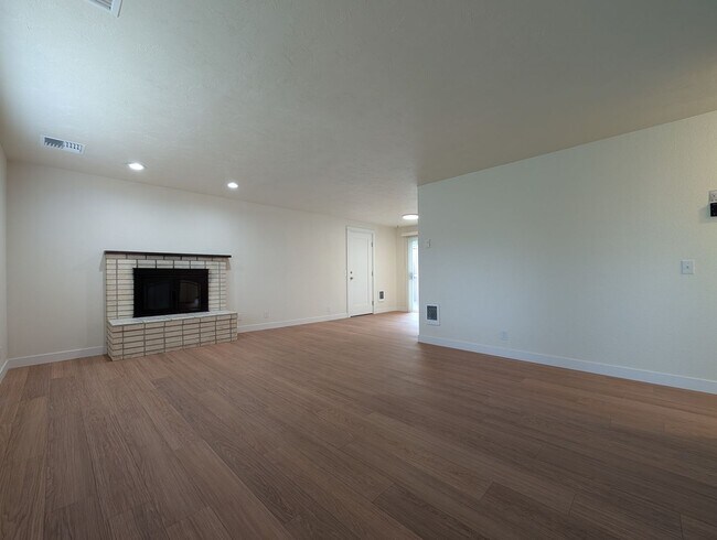 Building Photo - Great 2-Bed/1-Bath Near Coburg Road!